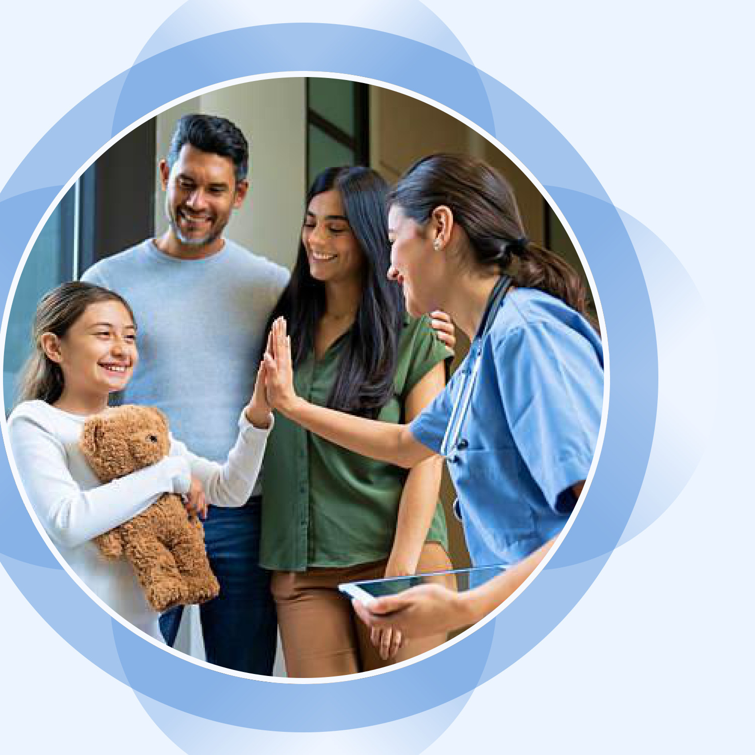 Paciente pediátrica y personal de salud en la Unidad de Cirugía Ambulatoria
